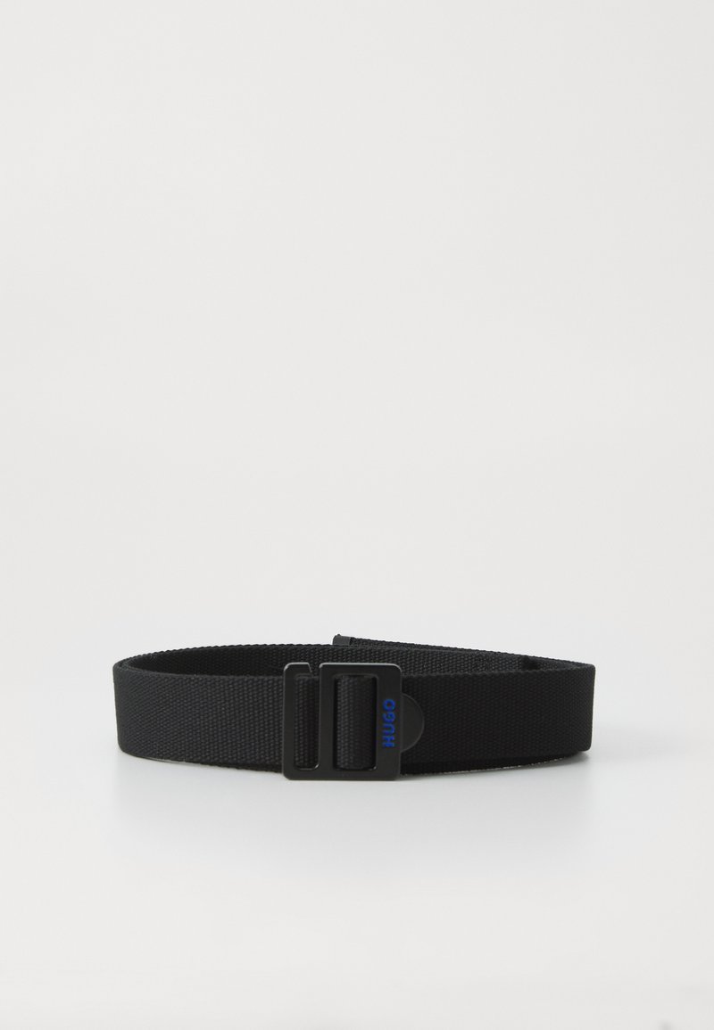Cintura nera in nylon con superficie texturizzata, dotata di una fibbia rettangolare con logo blu "HUGO". Progettata con una vestibilità semplice e regolabile.
