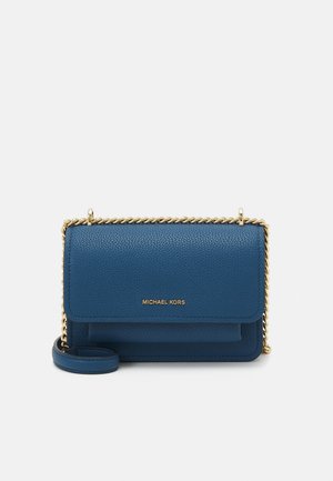 Bolso bandolero de cuero azul con textura de guijarros y correa de cadena en tono dorado, que presenta una solapa plegable y un logo en relieve en la parte frontal.