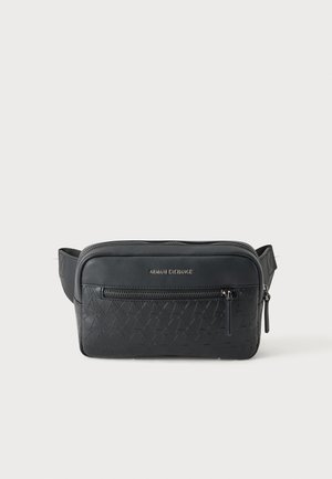 Sort Armani Exchange bæltetaske med præget mønster, to forreste lynlåslommer og justerbar rem.