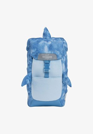 Zaino per bambini a forma di squalo blu e azzurro con pinne, pinna superiore, fibbia frontale e toppa con logo Beckmann.