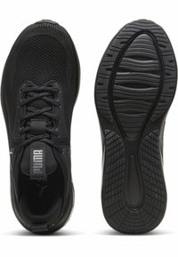 Zwarte sportschoenen met een gemêleerde mesh bovenkant, ronde neus en dikke rubberen zool met een gepatteerd profiel voor grip.