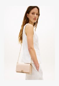 Δεν επιλέχθηκε, misty blush