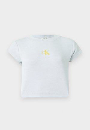 Lichtblauwe, geribde crop top met korte mouwen en een gele CK-logo op de borst. Eenvoudig, aansluitend ontwerp met een ronde halslijn. Gladde textuur.