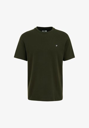 Olīvu zaļš kokvilnas T-krekls ar apaļu kaklu, īsām piedurknēm un mazu balti izšūtu logotipu kreisajā krūtī.