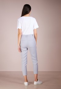 DRYKORN Broek - light grey