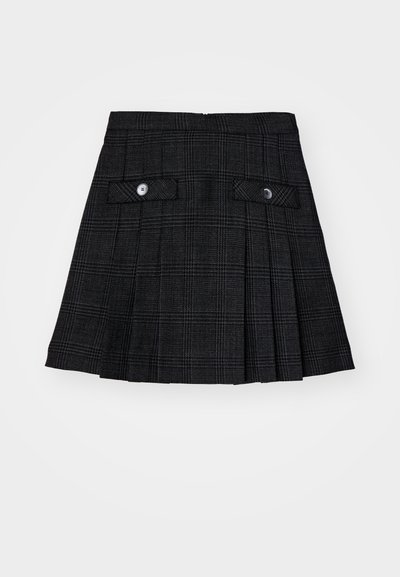 Schwarzer gefalteter Rock mit subtilen Karomuster, zwei vorderen Klappentaschen, jeweils mit einem schwarzen Knopf gesichert, vor einem weißen Hintergrund präsentiert.