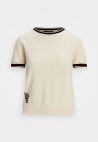 Béžový pletený sveter s krátkymi rukávmi, kontrastným čiernym rebrovaným výstrihom a okrajmi rukávov, so záhadným tmavým vyšitým logom na prednej strane.