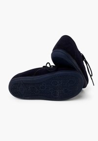 Pantofi din suede bleumarin cu vârf rotund, design cu șireturi și tălpi din cauciuc texturat cu un model ondulat și accente circulare.
