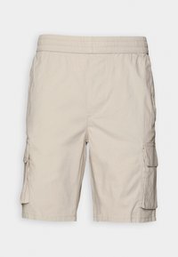 Pantalones cortos cargo beiges hasta la rodilla con cintura elástica y bolsillos laterales con solapa sobre un fondo liso.