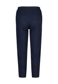 Pantalons tapered bleu marine en tissu texturé, avec une taille élastique et deux poches arrière. Présente une finition lisse et un design minimaliste.