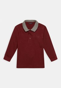 Polo shirt a maniche lunghe color bordeaux con colletto grigio, dotato di tre bottoni e un discreto dettaglio del logo sul petto.