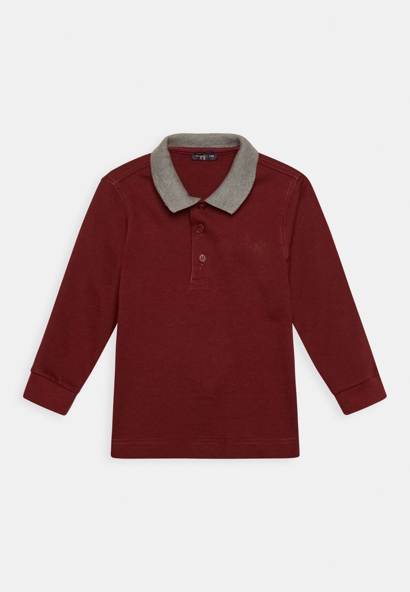 Polo shirt a maniche lunghe color bordeaux con colletto grigio, dotato di tre bottoni e un discreto dettaglio del logo sul petto.
