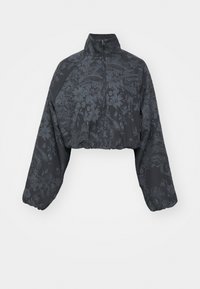 Veste noire raccourcie à motif floral, col montant, fermeture à demi-fermeture éclair, et manches larges froncées. Tissu texturé avec une finition mate.