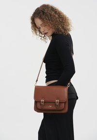 FABLE ENGLAND INTO THE WOODS CLASSIC - Torba preko tijela - tan