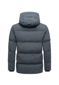 Mörkgrå vadderad vinterjacka med huva, långa ärmar och horisontell quiltning sett bakifrån.