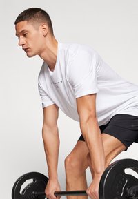 Under Armour STACKED LOGO  - Základné tričko - white/black