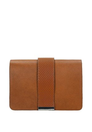 Hnědé kožené psaníčko s texturovaným středovým páskem a malým kovovým detailem ve spodní střední části na bílém pozadí.