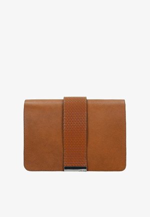 Brązowa skórzana kopertówka z teksturowanym centralnym paskiem i małym metalicznym akcentem na dole pośrodku na białym tle.