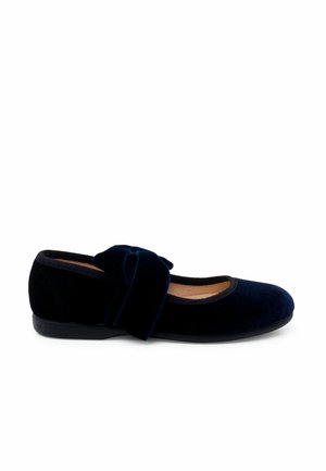 Ballet flat in velluto blu navy con punta arrotondata, dettaglio con un ampio fiocco in satin di lato e suola bassa in gomma liscia.