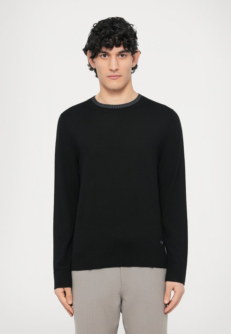 Czarny sweter z okrągłym dekoltem i ściągaczami przy rękawach. Miękki materiał o gładkiej fakturze. Z ozdobnym, kontrastującym ściągaczem przy dekolcie.