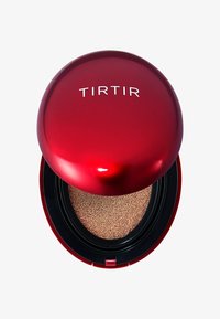 Röd kompakt med glänsande yta, med TIRTIR-logotypen. Innehåller en svampapplikator som vilar på en texturerad kuddbas. Svart bas kontrasterar mot rött.