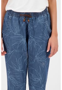 Blaue gemusterte Hose mit einem Kordelzugbund, ausgestattet mit einem zarten Blumenmuster und seitlichen Taschen. Weicher Stoff mit entspannter Passform.