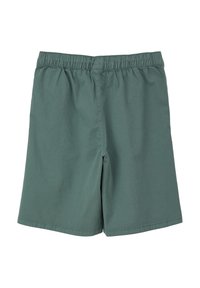 Groene shorts met een elastische tailleband, gemaakt van gladde stof. Kenmerkt zich door een rechte snit en een knielange ontwerp, zonder zichtbare hardware of patronen.