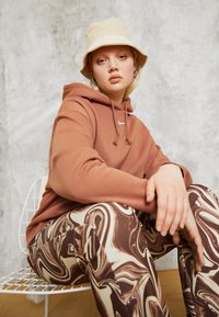 Nike Sportswear Sweatshirt com capuz - mineral clay