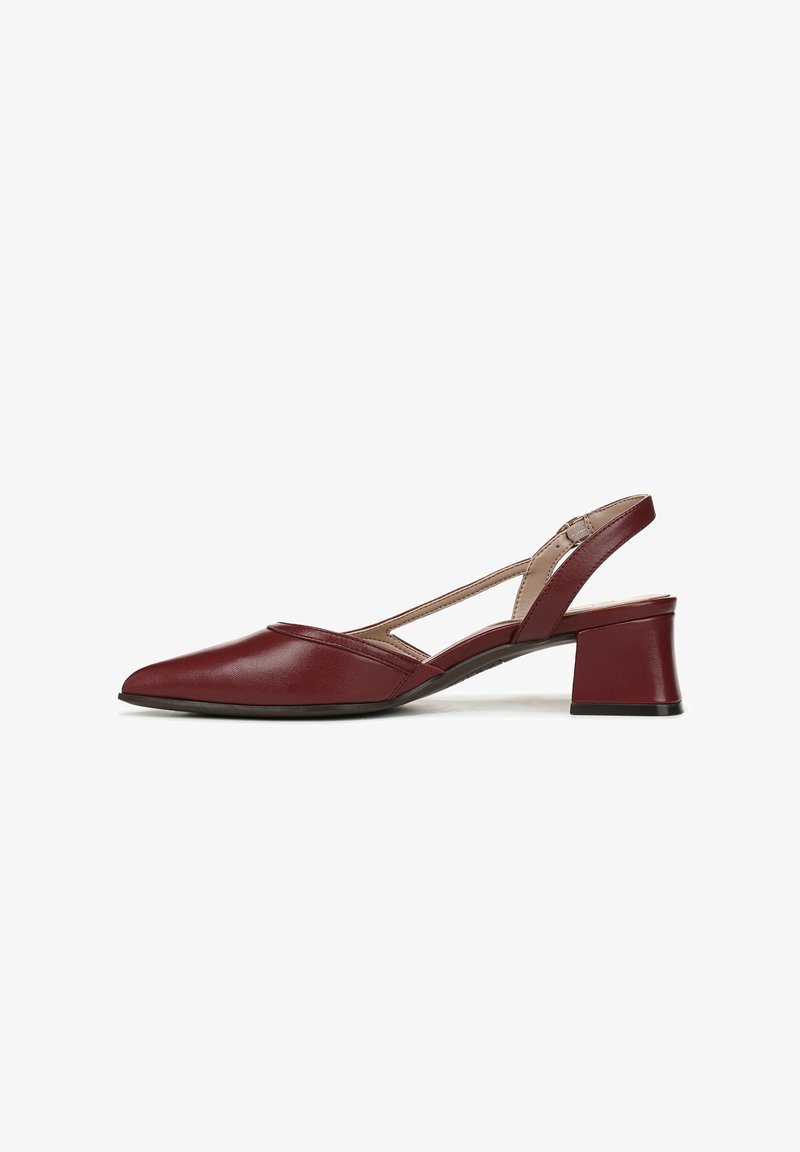 Chaussure à bride arrière en cuir bordeaux avec un bout pointu, un design découpé et un petit talon carré. Texture lisse avec une forme structurée.