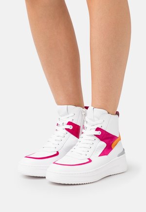 Hochformat-Sneaker aus weißem Leder mit Akzenten in Pink, Orange und Grau. Verfügt über einen gepolsterten Kragen und eine strukturierte Gummisohle.