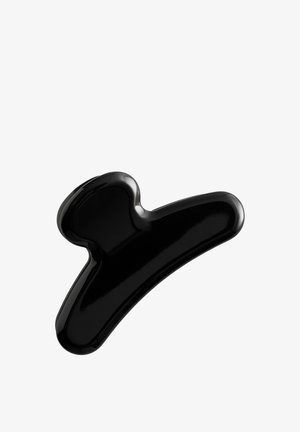 Blank sort plastik hårklemme med brede, buede greb, isoleret på hvid baggrund.