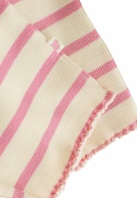 Tessuto a costine color crema con righe rosa. Presenta un bordo scallop e larghezze delle righe variabili. Texture morbida, design leggero.