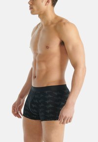 Svarta boxershorts med ett geometriskt mönster, som har en slät midja och elastiskt tyg för komfort och passform.