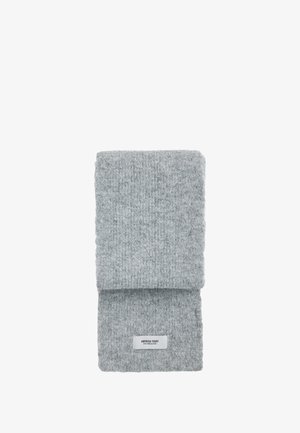 Grijze gebreide sjaal van zachte wol, met een geribbelde textuur en een gevouwen ontwerp. Inclusief een klein merkembleem aan de zijkant.