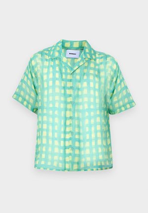 Camisa de manga corta con botones en verde claro con un patrón de cuadros amarillos. Elaborada con una tela suave y ligera, presenta un collar clásico.