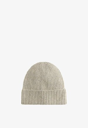 Lysegrå ribstrikket beanie med opbukket kant lavet af blødt uldblandingstof.