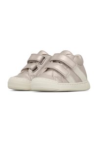 Un paio di sneaker per bambini di colore rosa chiaro con doppie cinghie in velcro e suole bianche in gomma su uno sfondo bianco.
