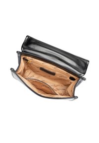 Borsa nera in pelle con finitura lucida, dotata di interno foderato beige e multiple tasche, inclusa una tasca con cerniera.