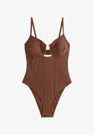 Bruine badpak met verstelbare bandjes, een sleutelgat uitsparing aan de voorkant en een decoratieve metalen accent in het midden. Gladde textuur.