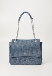 Bolsa de lona de mezclilla con una solapa plegada, correas de cadena plateada y detalles del logotipo. Tela azul texturizada con un patrón sutil.