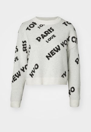 Weißer verkürzter Pullover mit schwarzen Textgrafiken "PARIS," "NEW YORK" und "LOVE," mit rundem Halsausschnitt und gerippten Bündchen. Weiche Textur.