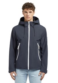 Veste imperméable bleu marine avec une fermeture éclair à l'avant, deux poches zippées et une capuche. Présente des accents blancs et un tissu lisse et texturé.