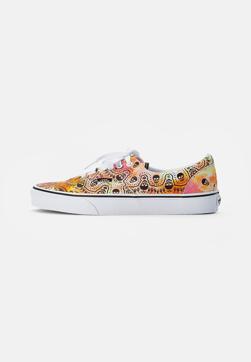 Fargerik lerret-sneaker med intrikate mønstre i oransje, rosa og svart, med hvite lisser og gummisåle. Rund tå og lav profil.