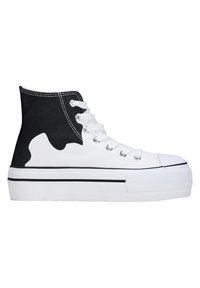 Zapatillas altas con cuerpo de lona blanca, detalles en negro y una suela de plataforma blanca elevada. Presenta un cierre de cordones en el frente y ojales plateados.