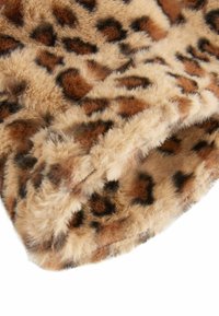 Faux fur stof i en tan farve med brune leopardpletter, der har en blød, fluffy tekstur og en rullet kant.