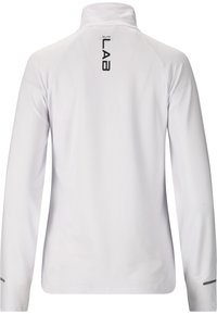 Weißes langärmliges Sporthemd mit hohem Kragen. Hat ein schlankes Design, eine glatte Textur und schwarze Logostreifen auf der Rückseite.