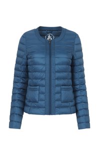 Giacca imbottita blu con scollatura rotonda, chiusura frontale con zip, due tasche anteriori e dettagli cuciti. Tessuto liscio con una finitura leggermente lucida.