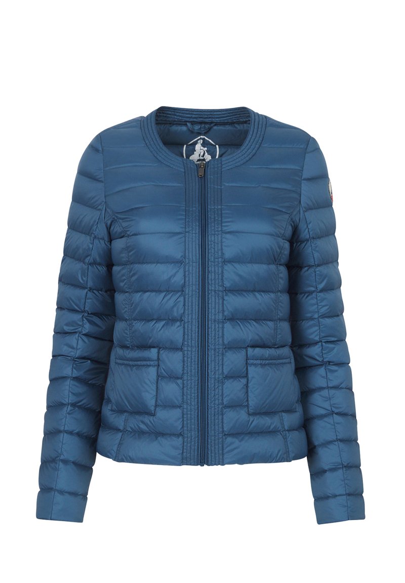 Giacca imbottita blu con scollatura rotonda, chiusura frontale con zip, due tasche anteriori e dettagli cuciti. Tessuto liscio con una finitura leggermente lucida.