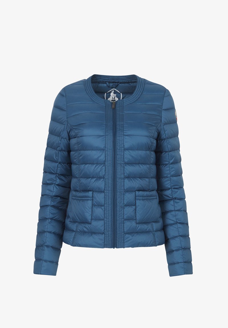 Giacca imbottita blu con scollatura rotonda, chiusura frontale con zip, due tasche anteriori e dettagli cuciti. Tessuto liscio con una finitura leggermente lucida.