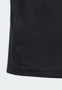 Černá bavlněná tričkovina s hladkou texturou, má rovný lem a boční švy, bez viditelných vzorů nebo designů.